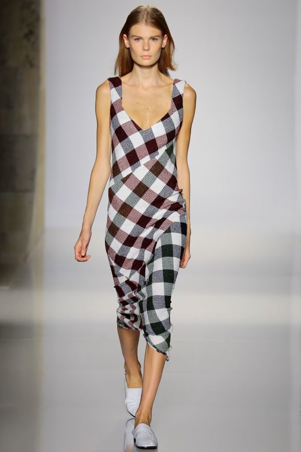 Victoria Beckham تخرج عن التقليدي بمجموعة عملية وعصرية!