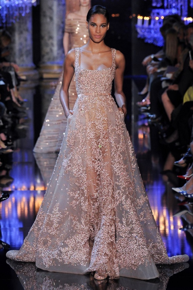Elie Saab  يُدخلنا قصر الأنوار!