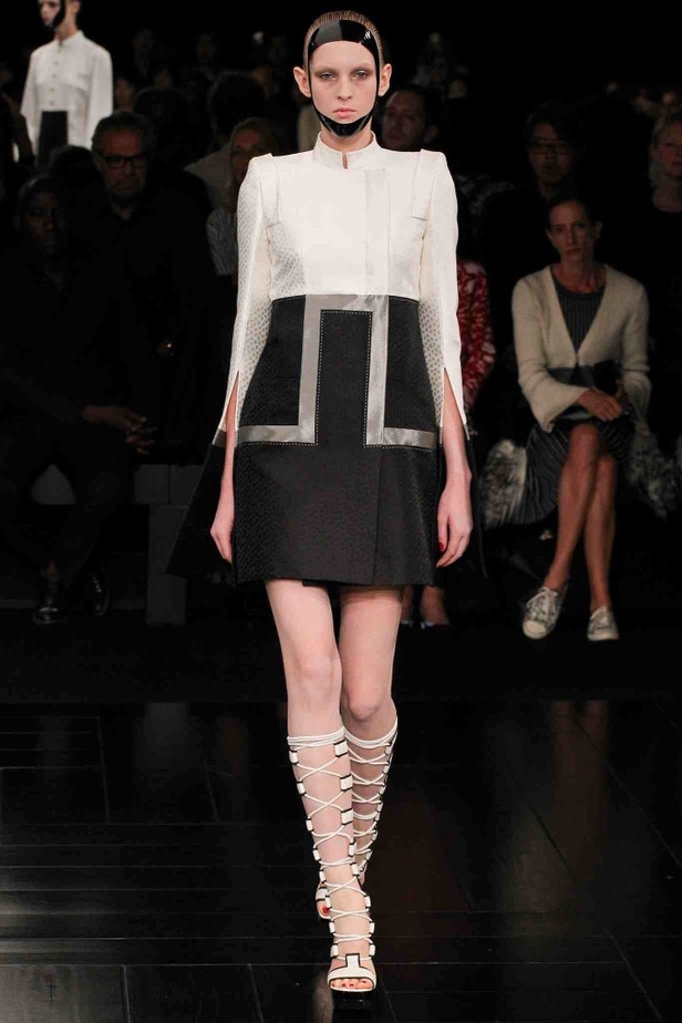 أناقة غامضة لربيع ALEXANDER MCQUEEN