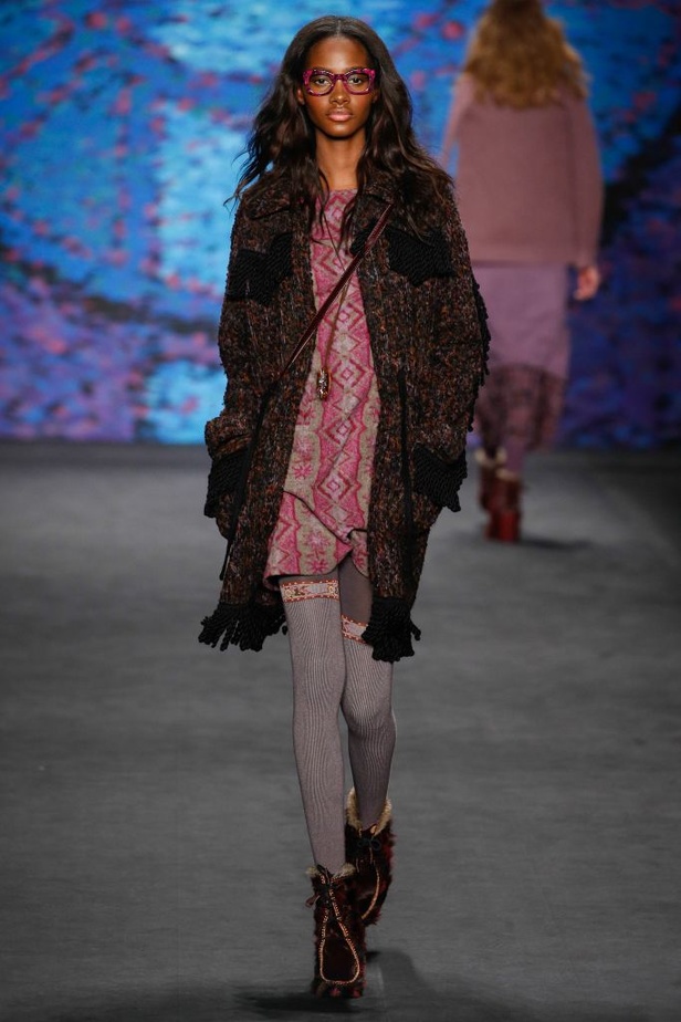 Anna Sui تعيد إبتكار الفولكلور على طريقتها