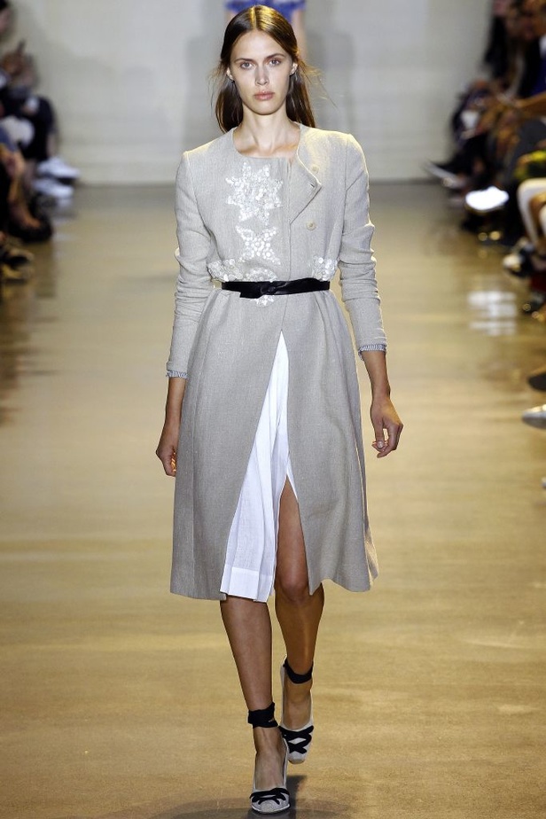 تصاميم رائعة جمعت التراث والإحترافية في عرض Altuzarra