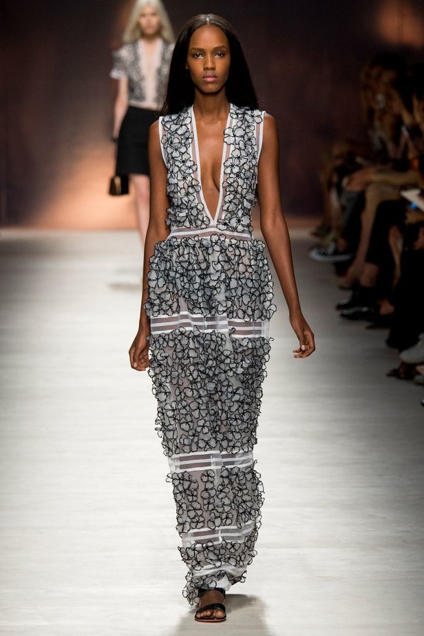 رومنسية Blumarine تنعكس بشفافية على المجموعة الجديدة