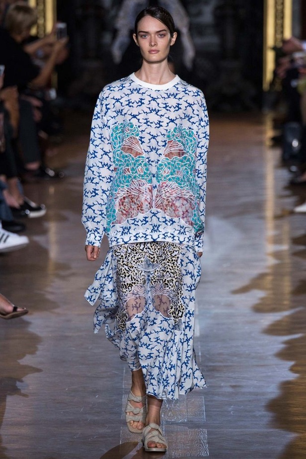 Stella McCartney تنقلنا إلى عالم الأحلام