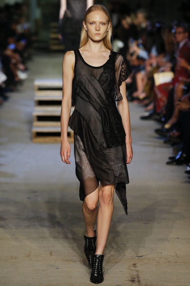 لوحة تأملية من Givenchy في مجموعة ربيع وصيف 2016