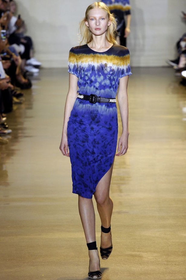 تصاميم رائعة جمعت التراث والإحترافية في عرض Altuzarra