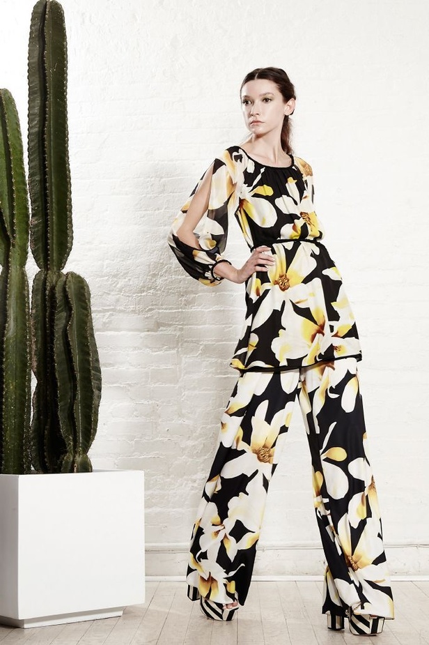 التطريز اليدوي والجينز الواسع يزيّنان مجموعة Alice and Olivia