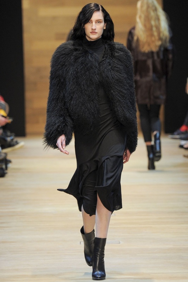 Guy Laroche قصات عسكرية بأسلوب أنثوي