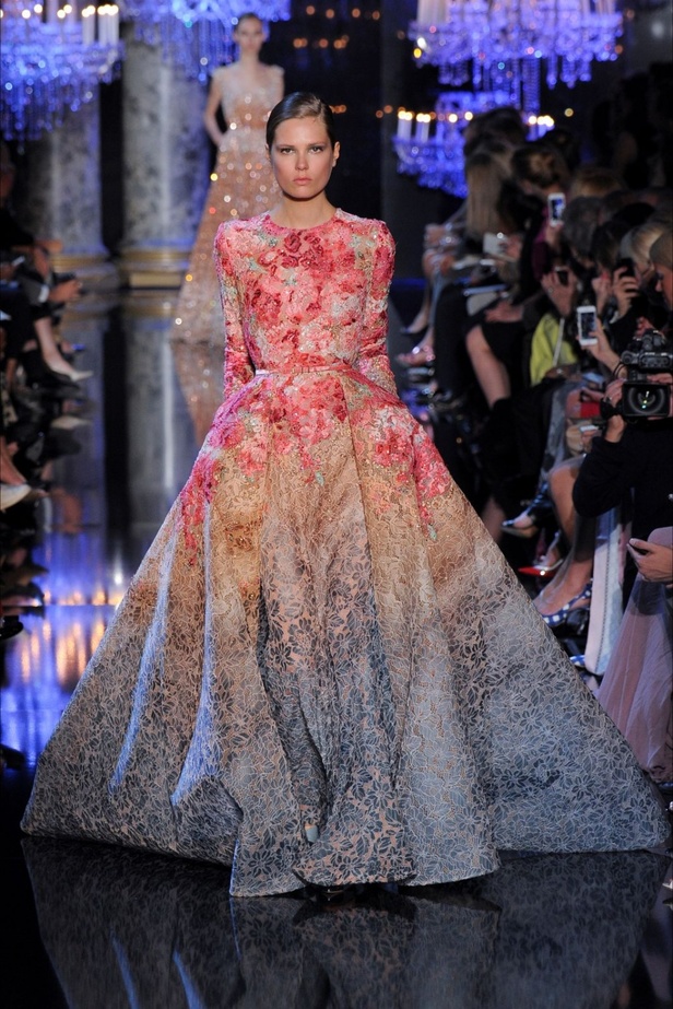 Elie Saab  يُدخلنا قصر الأنوار!