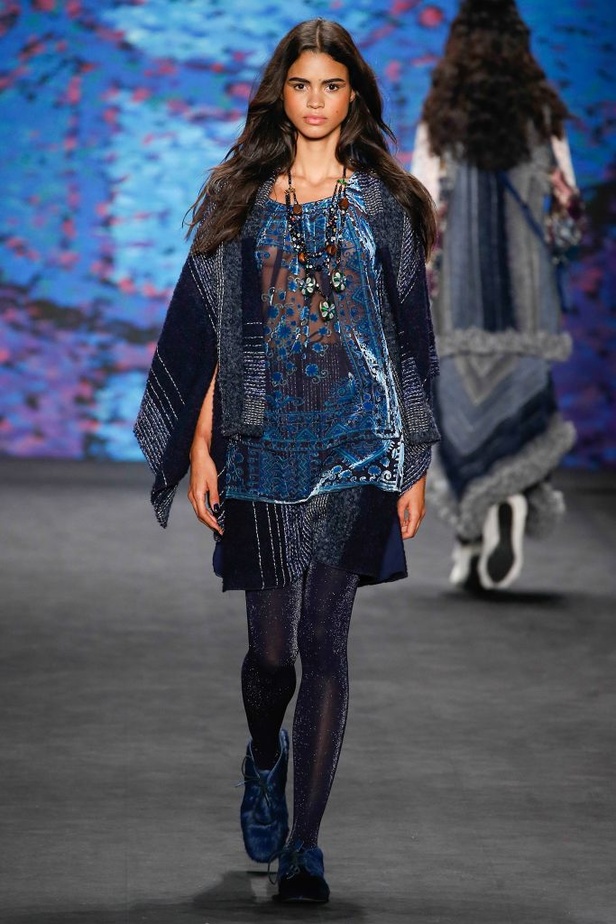 Anna Sui تعيد إبتكار الفولكلور على طريقتها