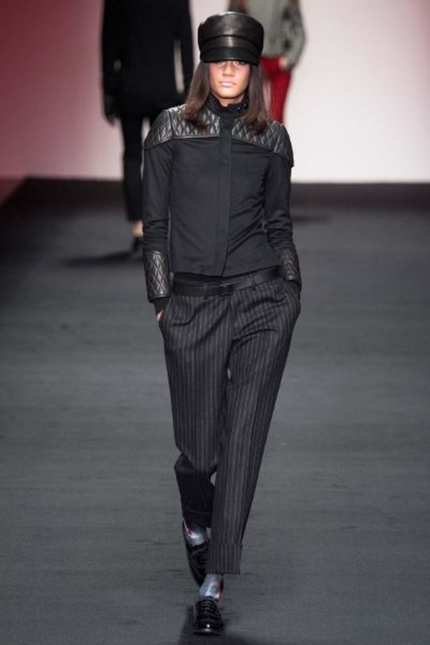 الأحمر الصارخ والجلد الفاخر الأبرز في مجموعة "Daks" 