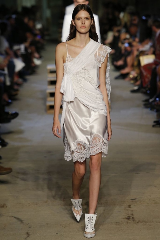 لوحة تأملية من Givenchy في مجموعة ربيع وصيف 2016