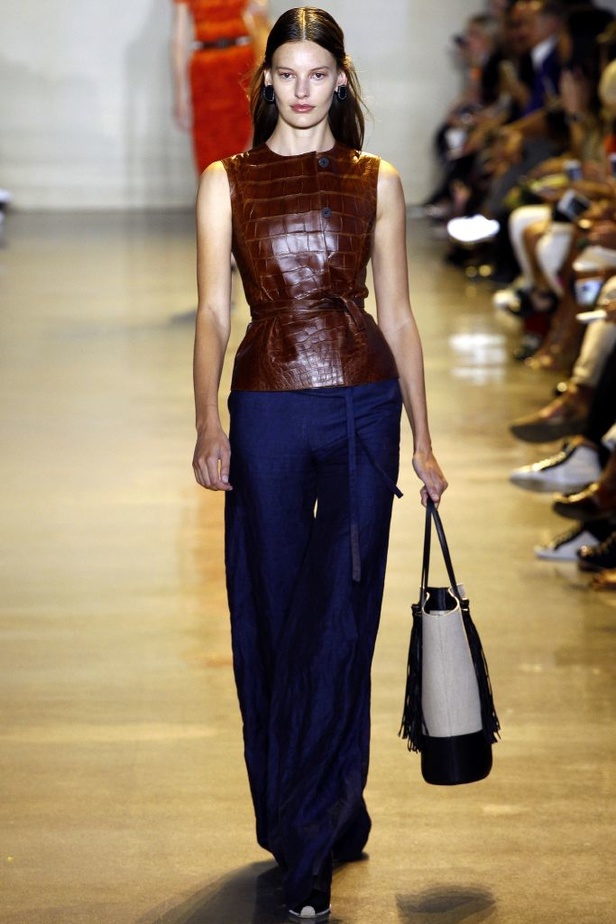 تصاميم رائعة جمعت التراث والإحترافية في عرض Altuzarra