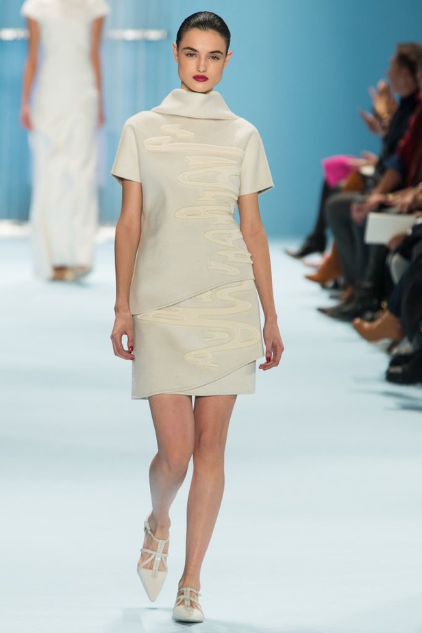 Carolina Herrera مجموعة غنية بين البحر والسماء