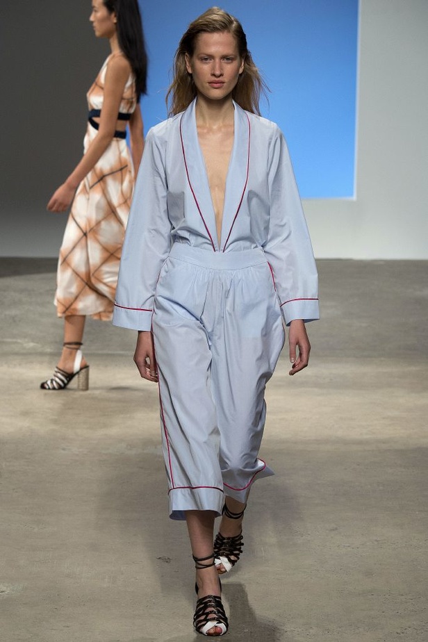 سحر الأنوثة الشبابية في مجموعة  Thakoon