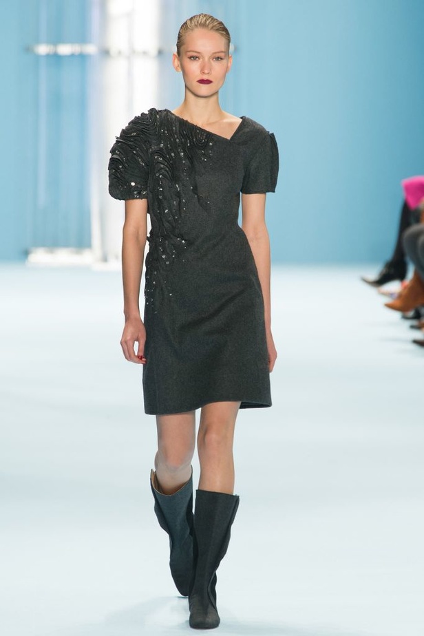 Carolina Herrera مجموعة غنية بين البحر والسماء