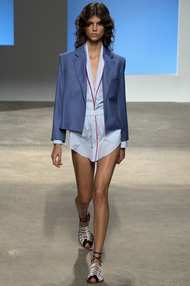 سحر الأنوثة الشبابية في مجموعة  Thakoon