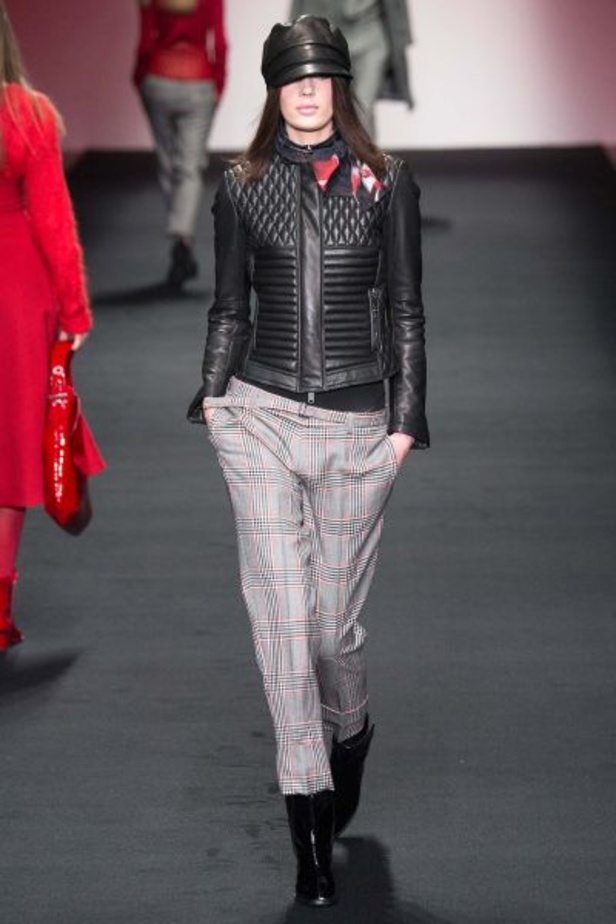 الأحمر الصارخ والجلد الفاخر الأبرز في مجموعة "Daks" 