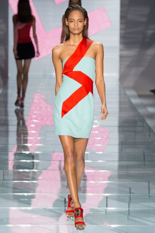 Versace في أكثر مجموعاتها عصريةً وجمالاً!