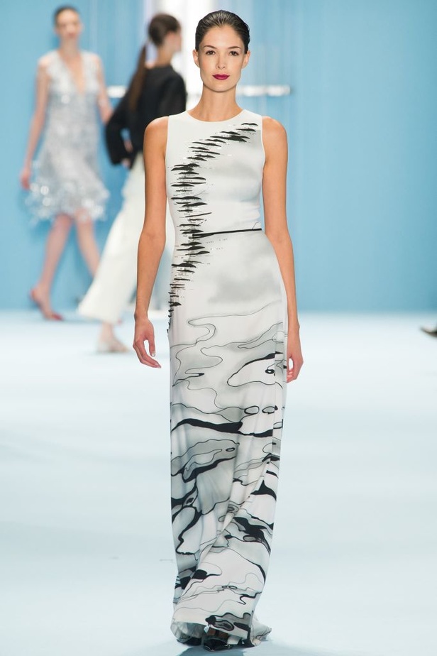 Carolina Herrera مجموعة غنية بين البحر والسماء