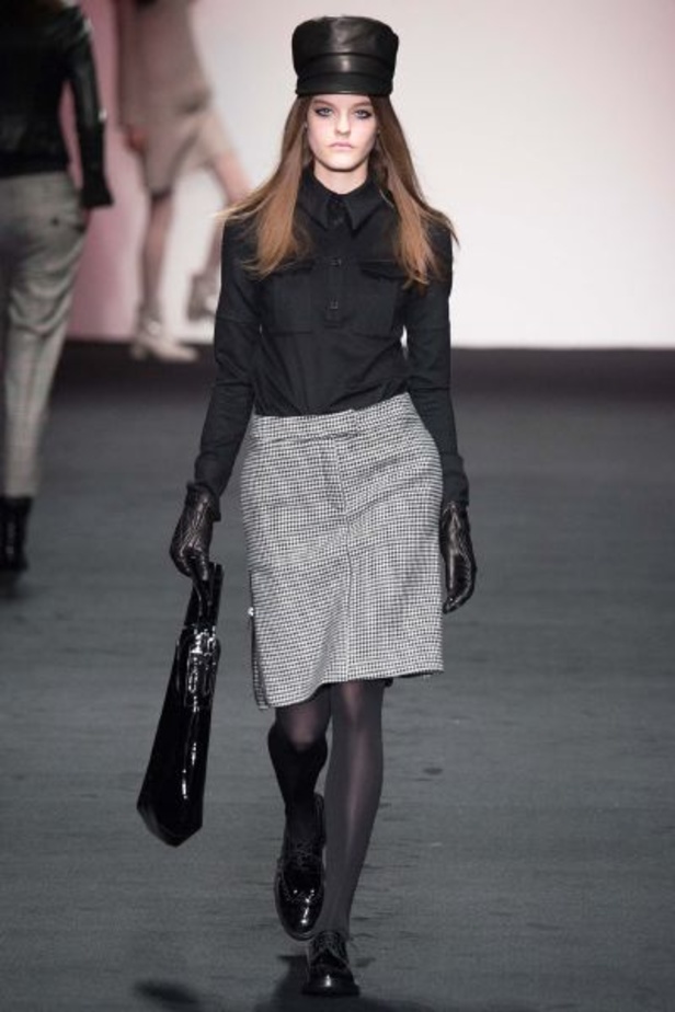 الأحمر الصارخ والجلد الفاخر الأبرز في مجموعة "Daks" 