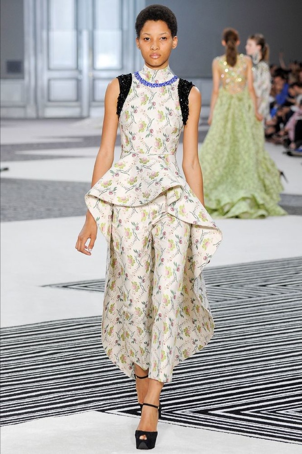 Giambattista Valli حلم صيفي لموسم خريفي بارد