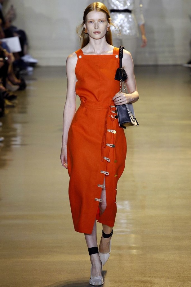 تصاميم رائعة جمعت التراث والإحترافية في عرض Altuzarra