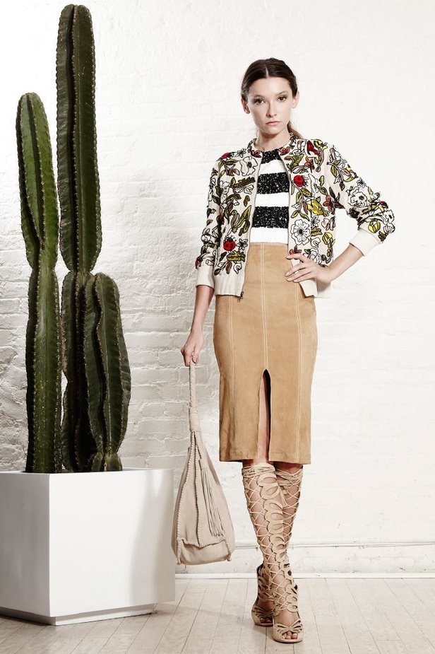 التطريز اليدوي والجينز الواسع يزيّنان مجموعة Alice and Olivia