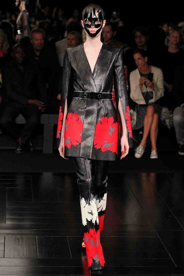 أناقة غامضة لربيع ALEXANDER MCQUEEN