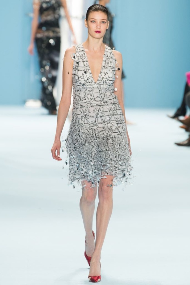 Carolina Herrera مجموعة غنية بين البحر والسماء