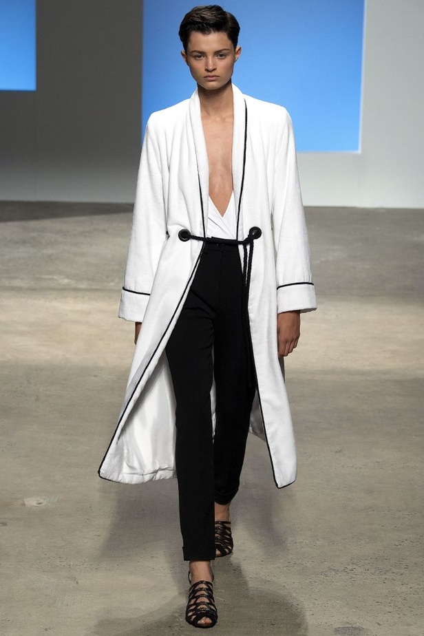 سحر الأنوثة الشبابية في مجموعة  Thakoon