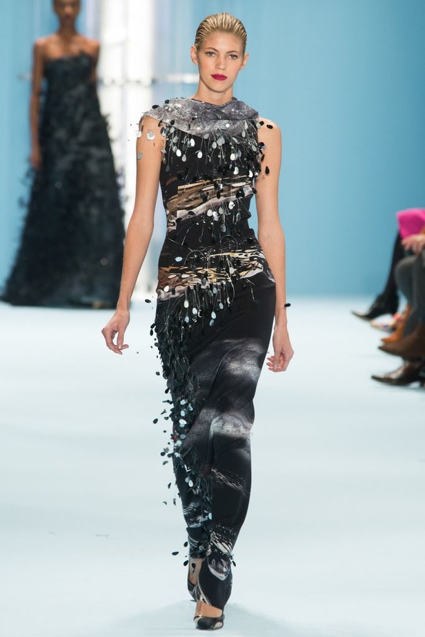 Carolina Herrera مجموعة غنية بين البحر والسماء