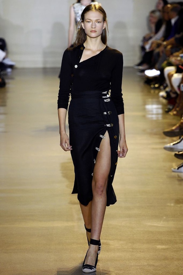 تصاميم رائعة جمعت التراث والإحترافية في عرض Altuzarra