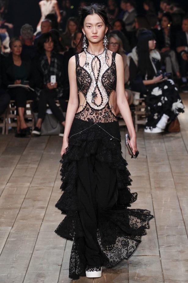 مجموعة Alexander McQueen لربيع و صيف 2016