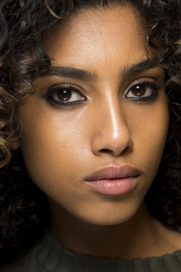 عرض دار ازياء فيرساتشي لخريف وشتاء 2016-2017