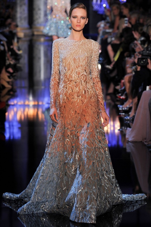 Elie Saab  يُدخلنا قصر الأنوار!