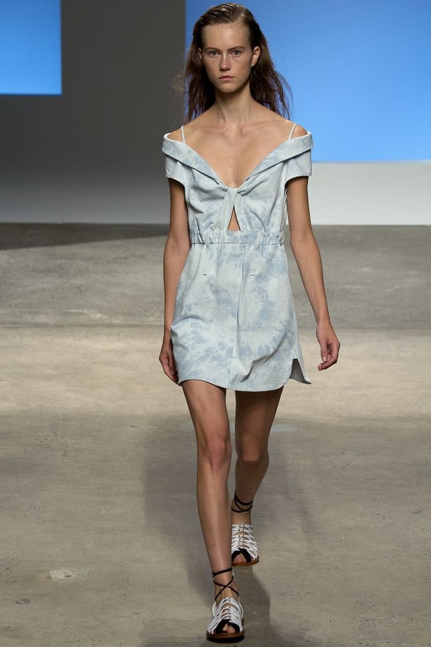 سحر الأنوثة الشبابية في مجموعة  Thakoon