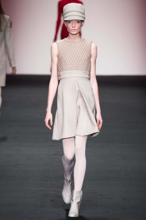 الأحمر الصارخ والجلد الفاخر الأبرز في مجموعة "Daks" 