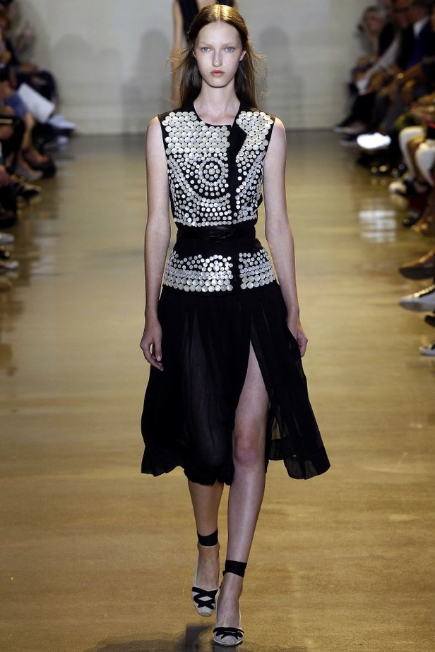 تصاميم رائعة جمعت التراث والإحترافية في عرض Altuzarra