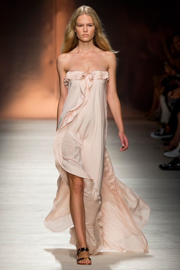 رومنسية Blumarine تنعكس بشفافية على المجموعة الجديدة