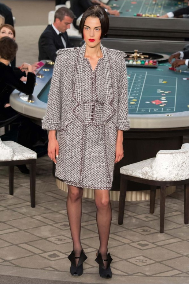 شانيل تقتحم الموضة الراقية للأسود والأبيض