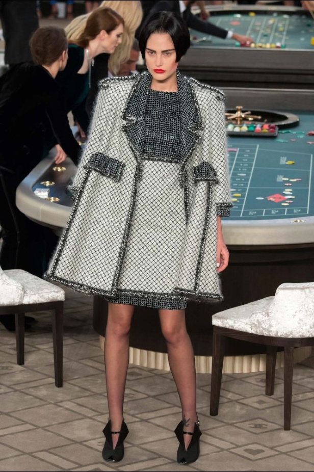 شانيل تقتحم الموضة الراقية للأسود والأبيض