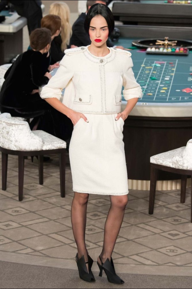 شانيل تقتحم الموضة الراقية للأسود والأبيض