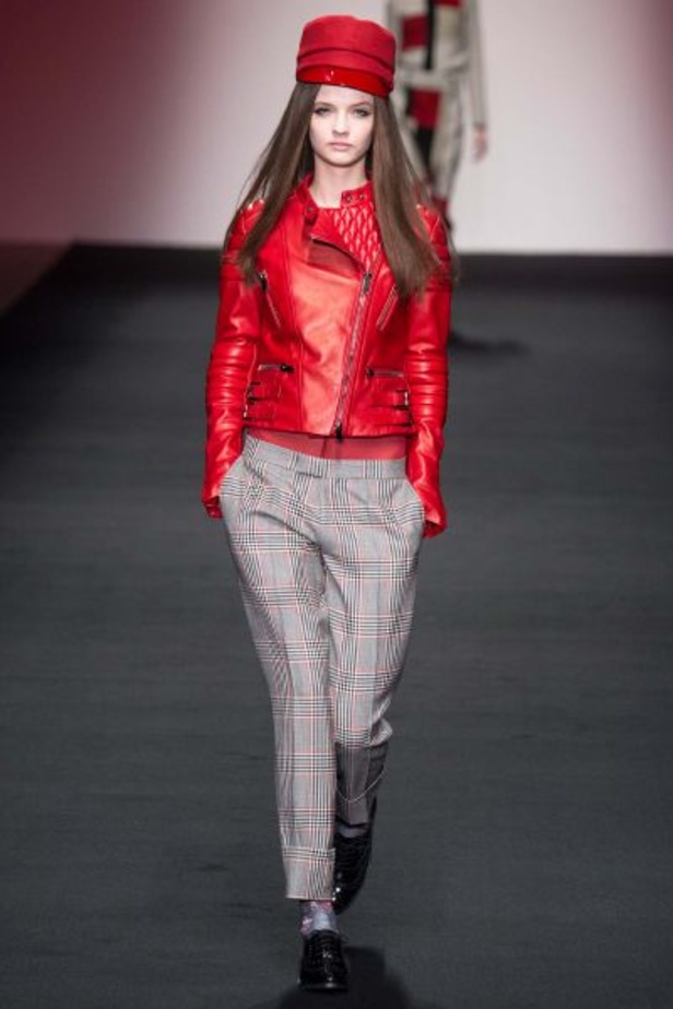 الأحمر الصارخ والجلد الفاخر الأبرز في مجموعة "Daks" 