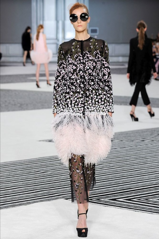 Giambattista Valli حلم صيفي لموسم خريفي بارد