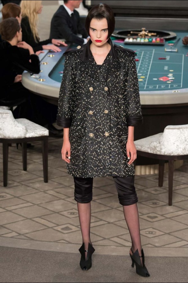 شانيل تقتحم الموضة الراقية للأسود والأبيض