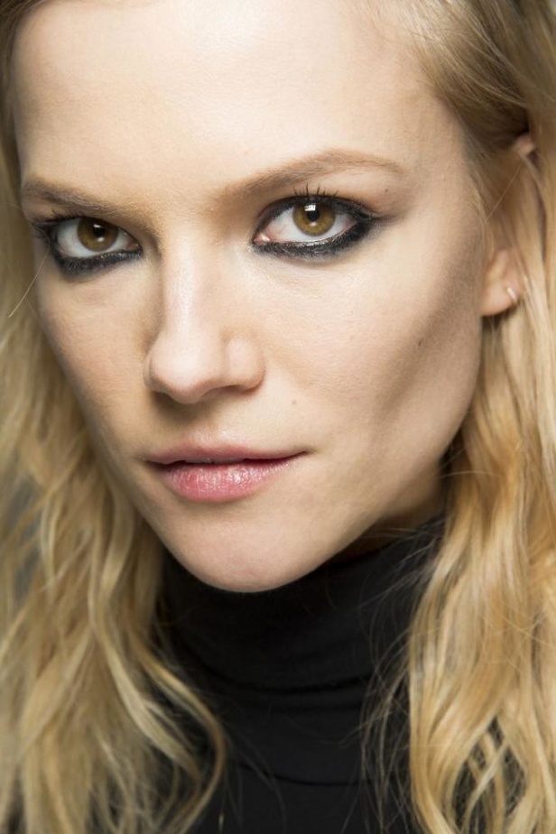 عرض دار ازياء فيرساتشي لخريف وشتاء 2016-2017