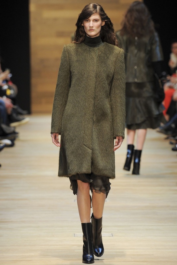 Guy Laroche قصات عسكرية بأسلوب أنثوي