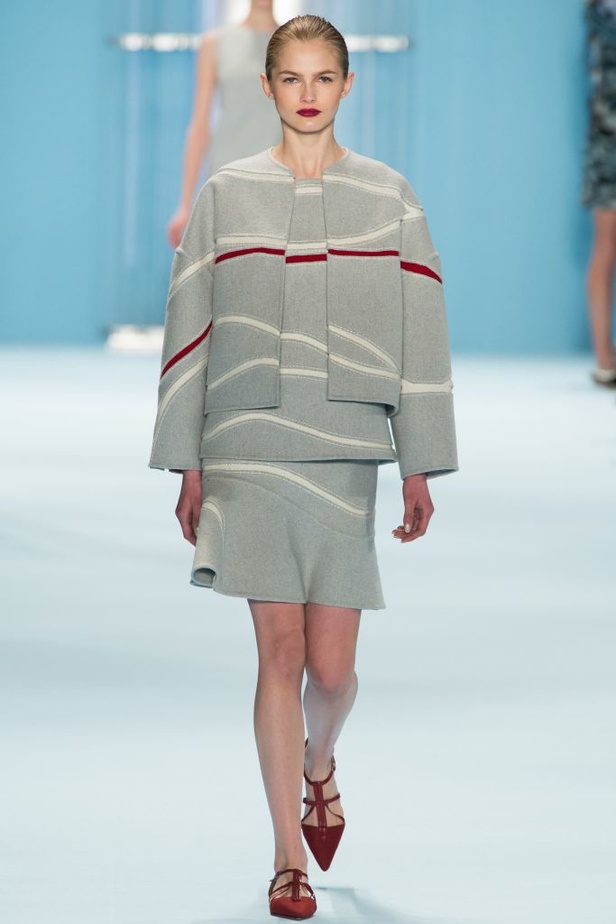 Carolina Herrera مجموعة غنية بين البحر والسماء