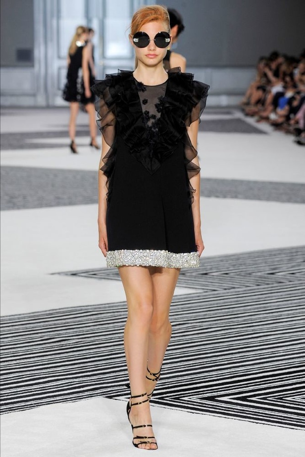 Giambattista Valli حلم صيفي لموسم خريفي بارد