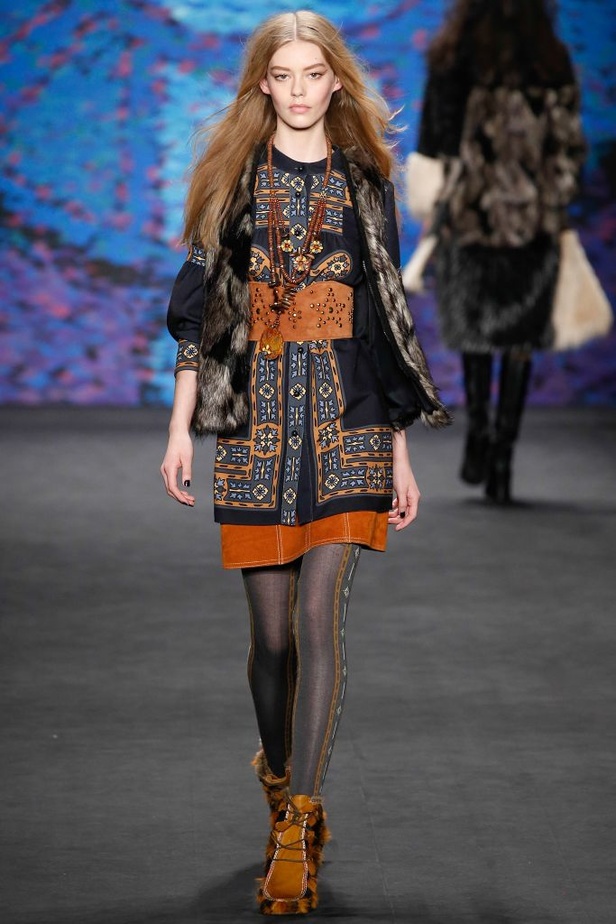 Anna Sui تعيد إبتكار الفولكلور على طريقتها